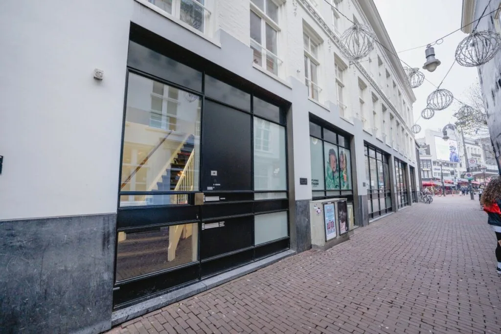 Winkelpand aan de Korte Reguliersdwarsstraat in Amsterdam met uitzicht op een rustige winkelstraat.